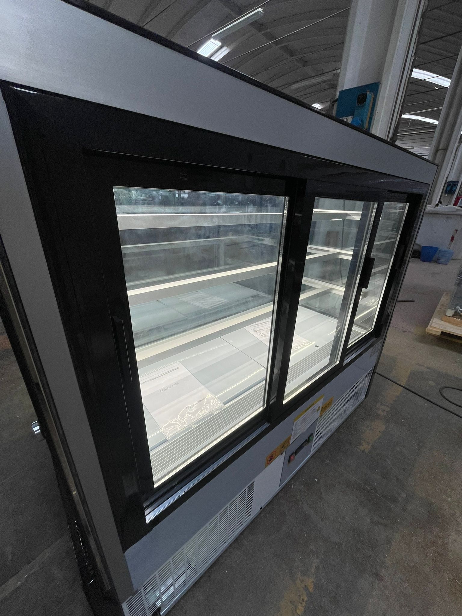 VETRINA PASTICCERIA VENTILATA * VENTILATED PASTRY DISPLAY CABINET * VITRINE PATISSERIE VENTILÉE * KONDITOREI VITRINE MIT UMLUFTKÜHLUNG * VITRINA PASTELERIA VENTILADA</br><span class="mis-tit">COD: EDEN 15 Black R290</span></br><span class="mis-tit">DIM: 1500 x 740 x H 1300 (mm)</span>