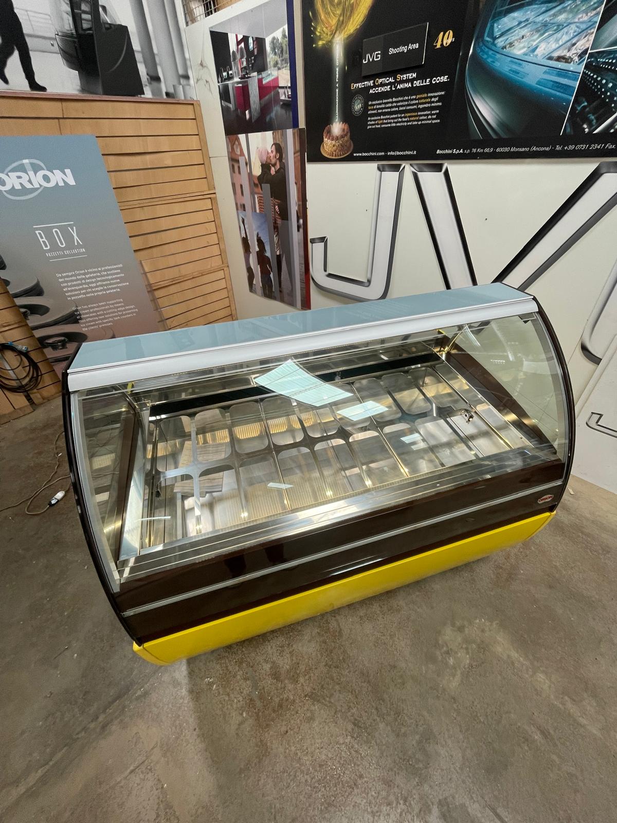 <span class="t-prod">ORION EVO’ G9 R404a YELLOW</span><div class="t-dim">DIM: 1692 x 1060 x H 1336 (mm)</div>VETRINA GELATERIA 18 VASCHETTE * ICE-CREAM DISPLAY CABINET 18 TUBS * VITRINE À GLACES 18 BACS * EISVITRINE 18 EISSCHALEN * VITRINA HELADERÍA 18 CUBETAS