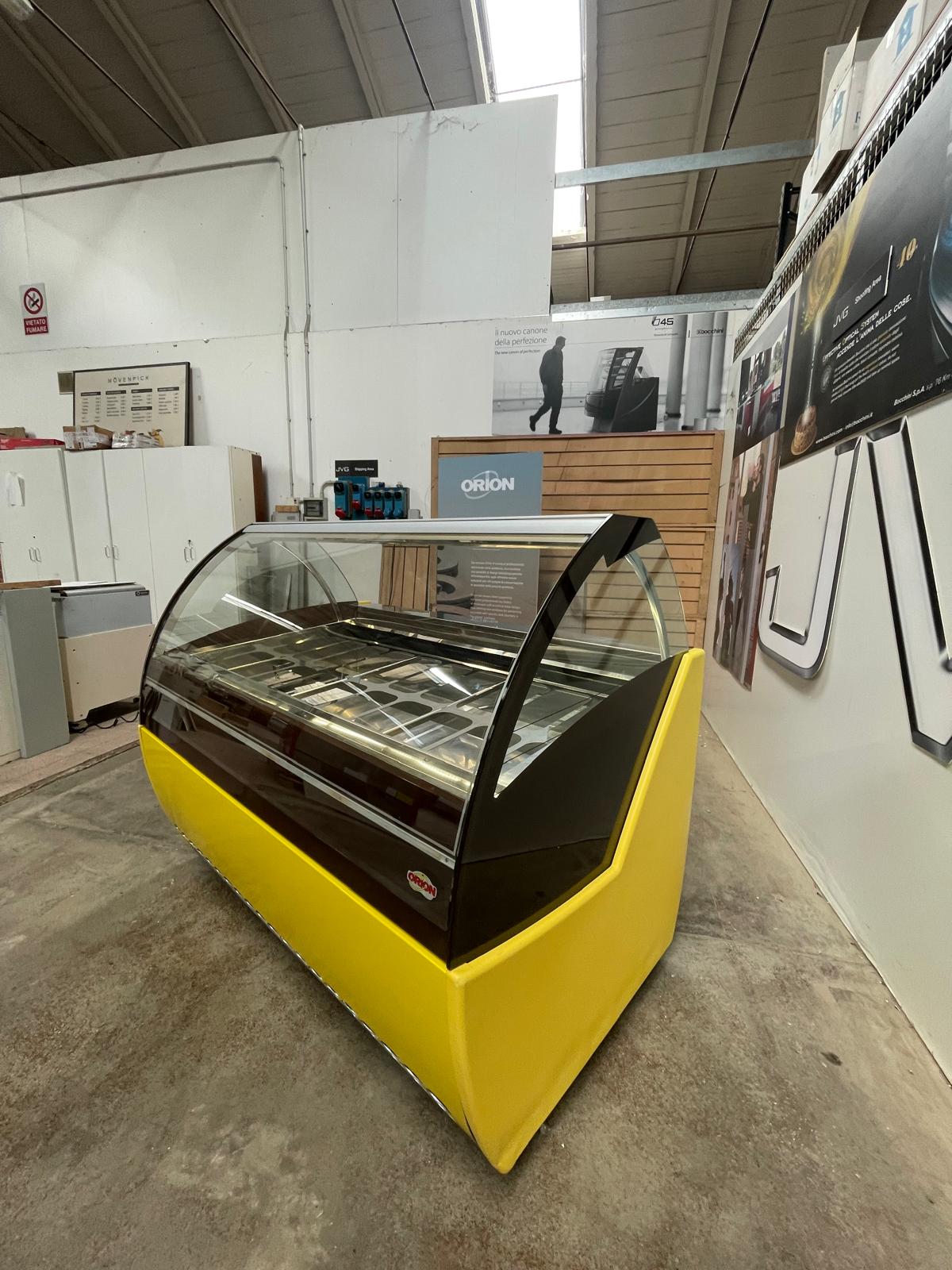 <span class="t-prod">ORION EVO’ G9 R404a YELLOW</span><div class="t-dim">DIM: 1692 x 1060 x H 1336 (mm)</div>VETRINA GELATERIA 18 VASCHETTE * ICE-CREAM DISPLAY CABINET 18 TUBS * VITRINE À GLACES 18 BACS * EISVITRINE 18 EISSCHALEN * VITRINA HELADERÍA 18 CUBETAS