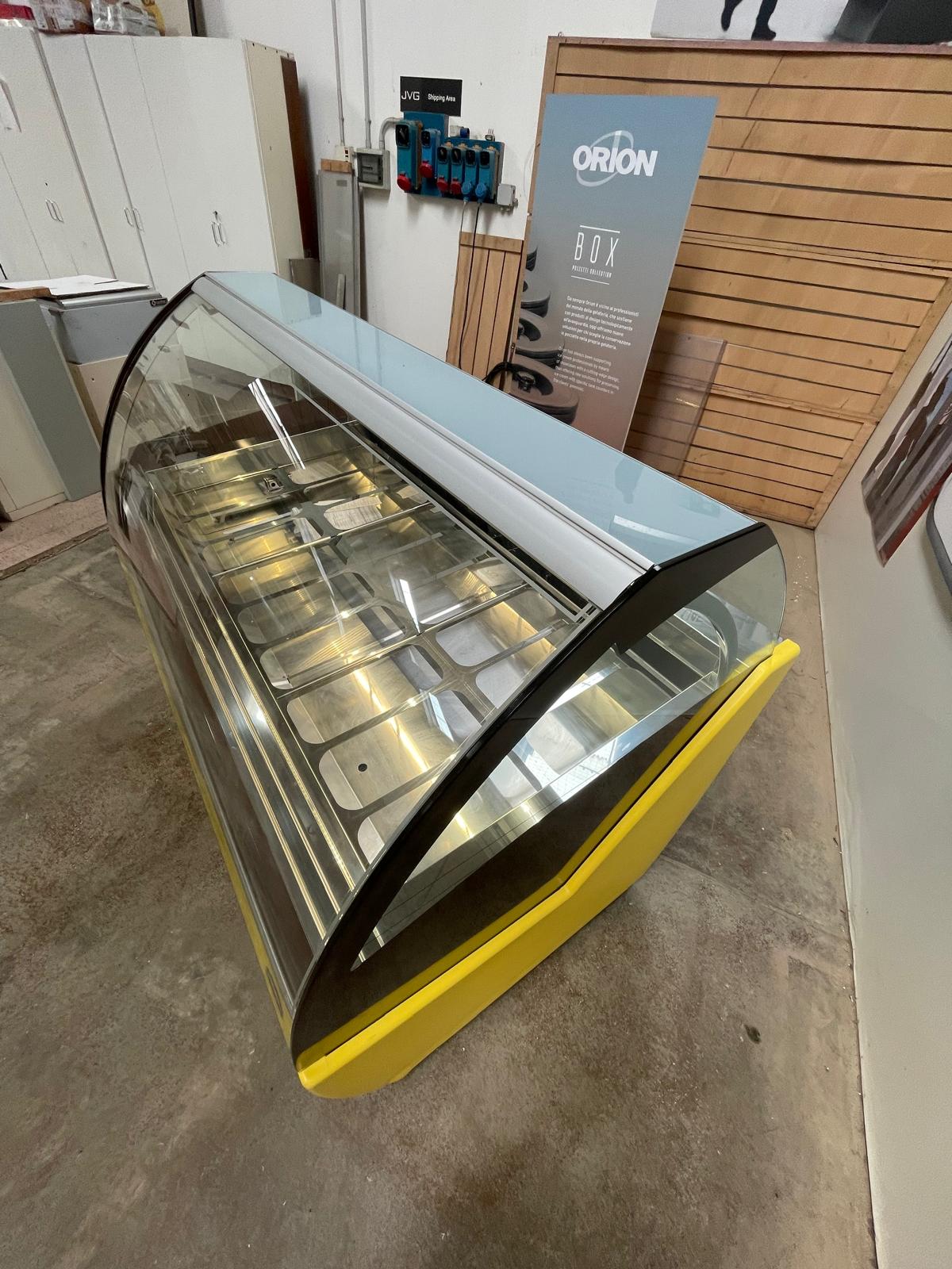 <span class="t-prod">ORION EVO’ G9 R404a YELLOW</span><div class="t-dim">DIM: 1692 x 1060 x H 1336 (mm)</div>VETRINA GELATERIA 18 VASCHETTE * ICE-CREAM DISPLAY CABINET 18 TUBS * VITRINE À GLACES 18 BACS * EISVITRINE 18 EISSCHALEN * VITRINA HELADERÍA 18 CUBETAS