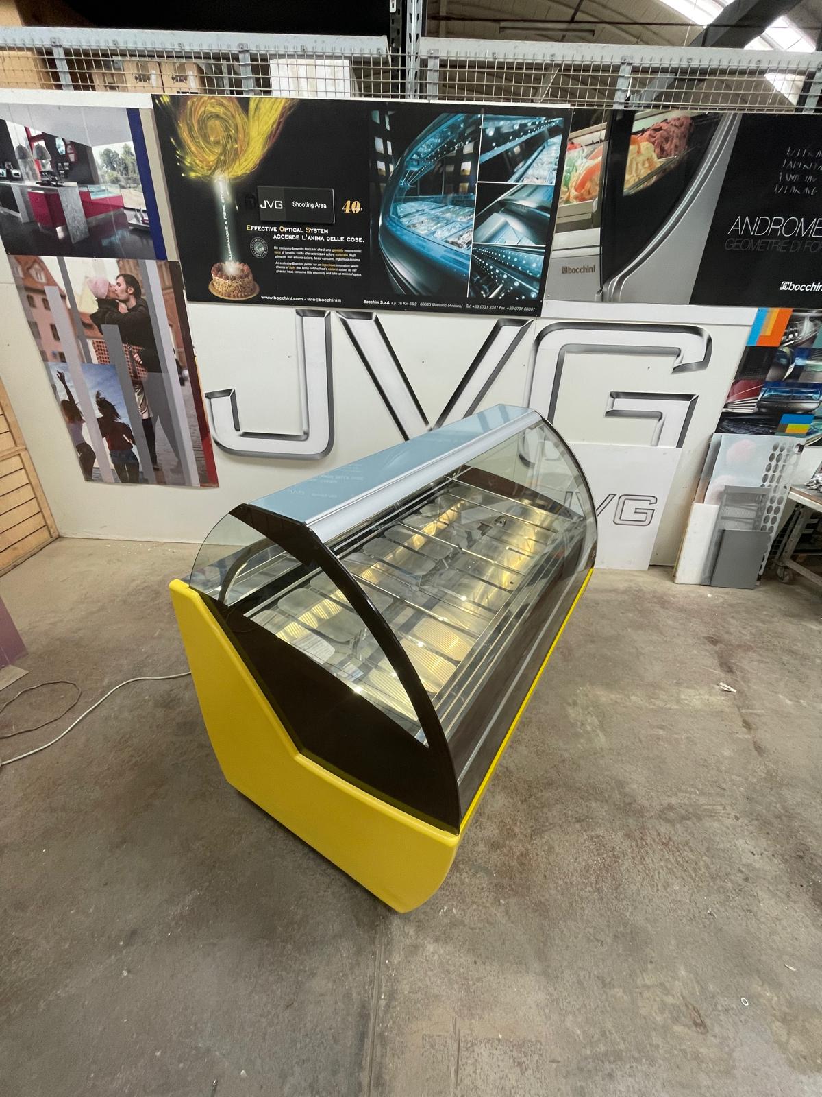 <span class="t-prod">ORION EVO’ G9 R404a YELLOW</span><div class="t-dim">DIM: 1692 x 1060 x H 1336 (mm)</div>VETRINA GELATERIA 18 VASCHETTE * ICE-CREAM DISPLAY CABINET 18 TUBS * VITRINE À GLACES 18 BACS * EISVITRINE 18 EISSCHALEN * VITRINA HELADERÍA 18 CUBETAS