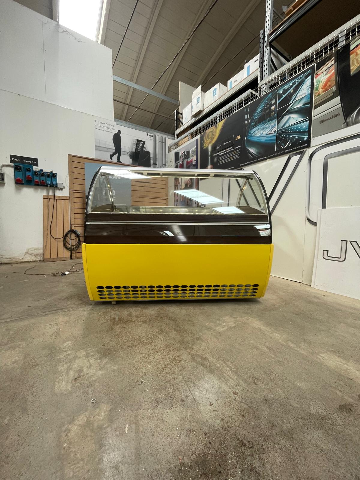 <span class="t-prod">ORION EVO’ G9 R404a YELLOW</span><div class="t-dim">DIM: 1692 x 1060 x H 1336 (mm)</div>VETRINA GELATERIA 18 VASCHETTE * ICE-CREAM DISPLAY CABINET 18 TUBS * VITRINE À GLACES 18 BACS * EISVITRINE 18 EISSCHALEN * VITRINA HELADERÍA 18 CUBETAS