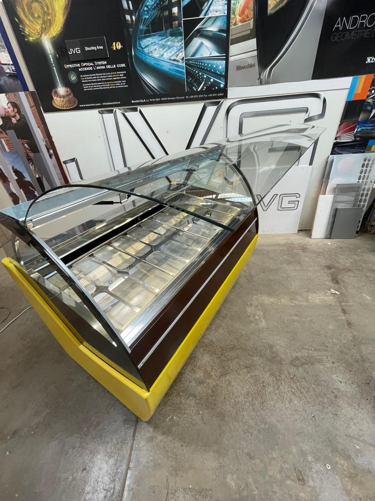 <span class="t-prod">ORION EVO’ G9 R404a YELLOW</span><div class="t-dim">DIM: 1692 x 1060 x H 1336 (mm)</div>VETRINA GELATERIA 18 VASCHETTE * ICE-CREAM DISPLAY CABINET 18 TUBS * VITRINE À GLACES 18 BACS * EISVITRINE 18 EISSCHALEN * VITRINA HELADERÍA 18 CUBETAS