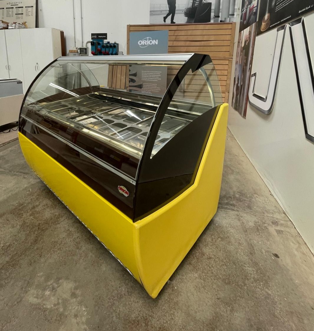 <span class="t-prod">ORION EVO’ G9 R404a YELLOW</span><div class="t-dim">DIM: 1692 x 1060 x H 1336 (mm)</div>VETRINA GELATERIA 18 VASCHETTE * ICE-CREAM DISPLAY CABINET 18 TUBS * VITRINE À GLACES 18 BACS * EISVITRINE 18 EISSCHALEN * VITRINA HELADERÍA 18 CUBETAS
